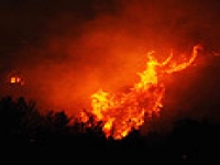 האש ממשיכה להשתולל